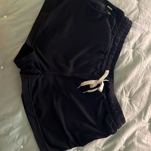 Vuori halo performance short in size small, black.